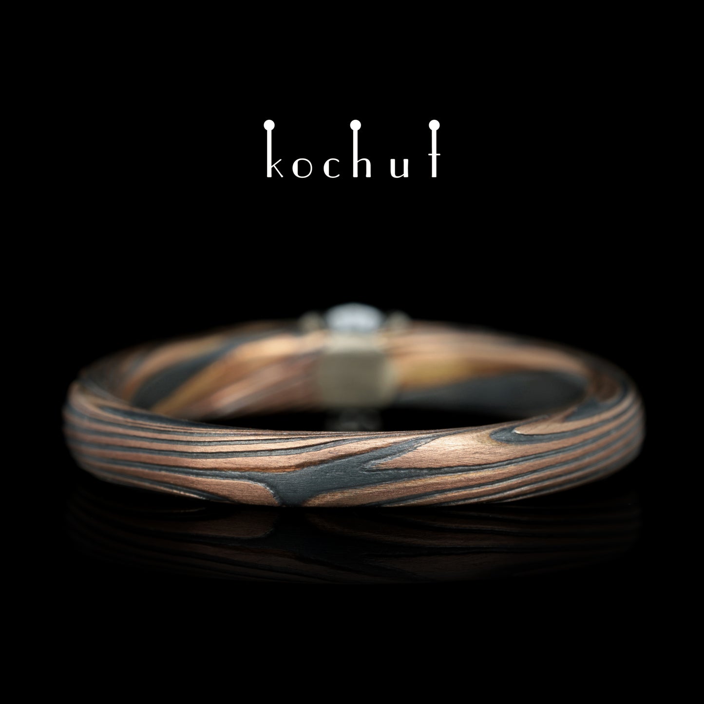 Kaiserin Kojun — Mokume-Ring aus Weiß- und Rotgold sowie graviertem und oxidiertem Silber mit Diamant