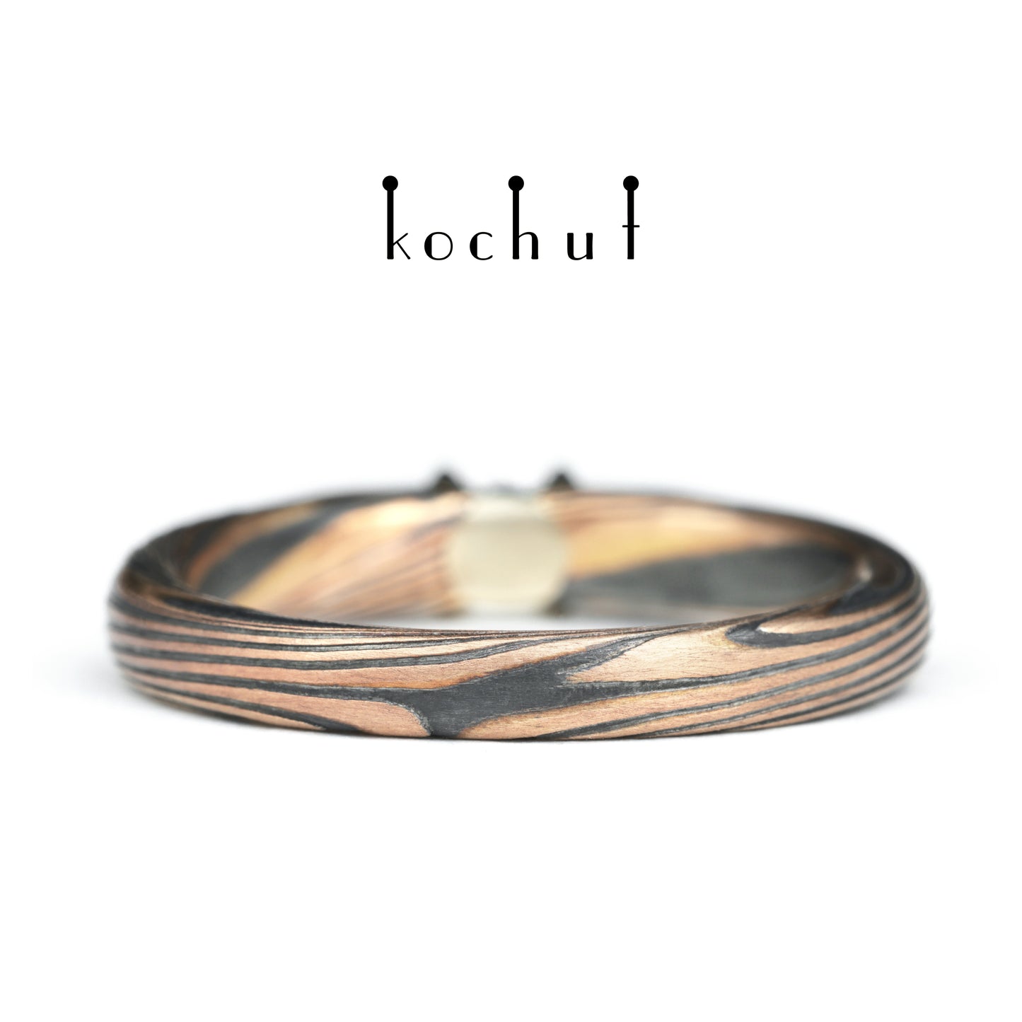 Kaiserin Kojun — Mokume-Ring aus Weiß- und Rotgold sowie graviertem und oxidiertem Silber mit Diamant