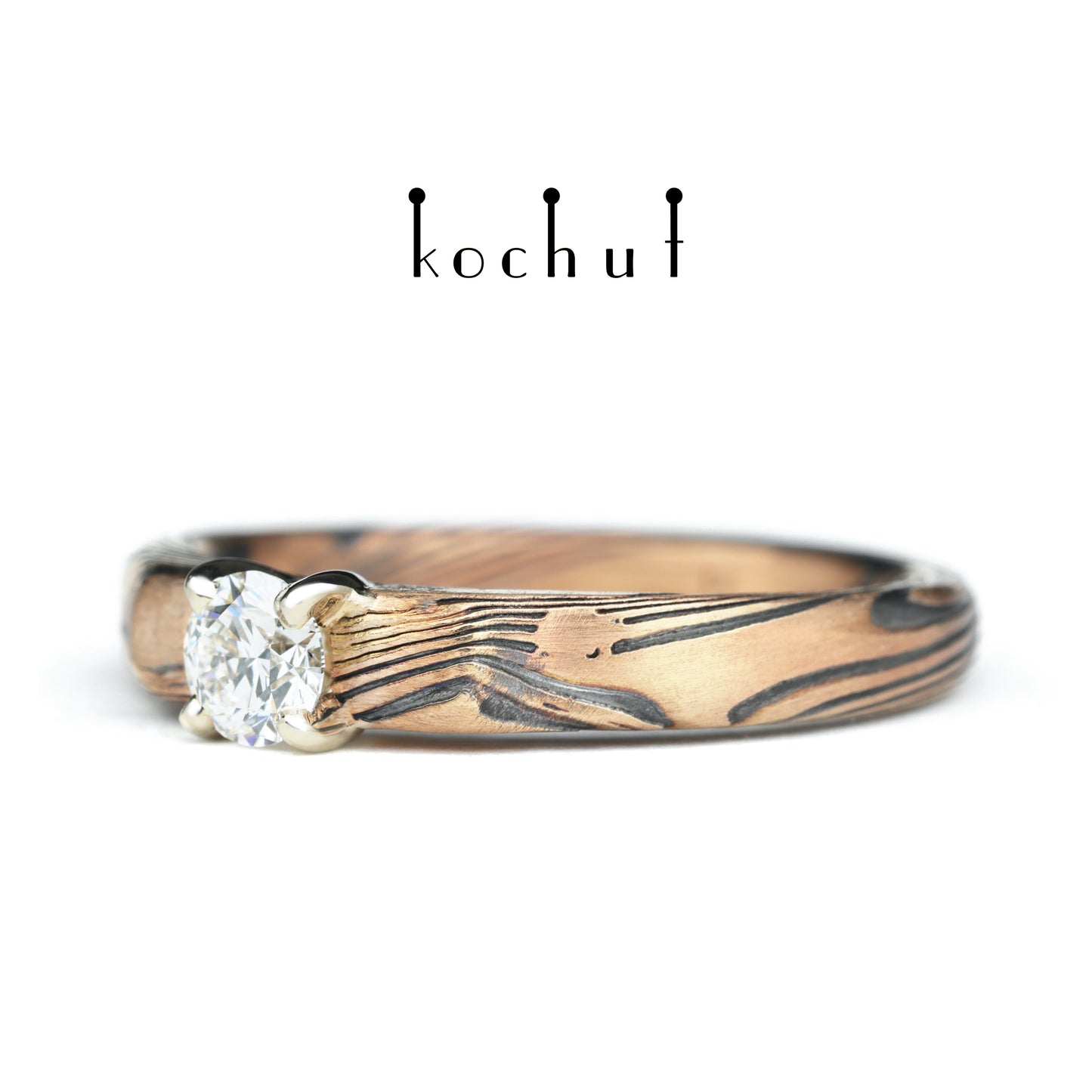 Kaiserin Kojun — Mokume-Ring aus Weiß- und Rotgold sowie graviertem und oxidiertem Silber mit Diamant
