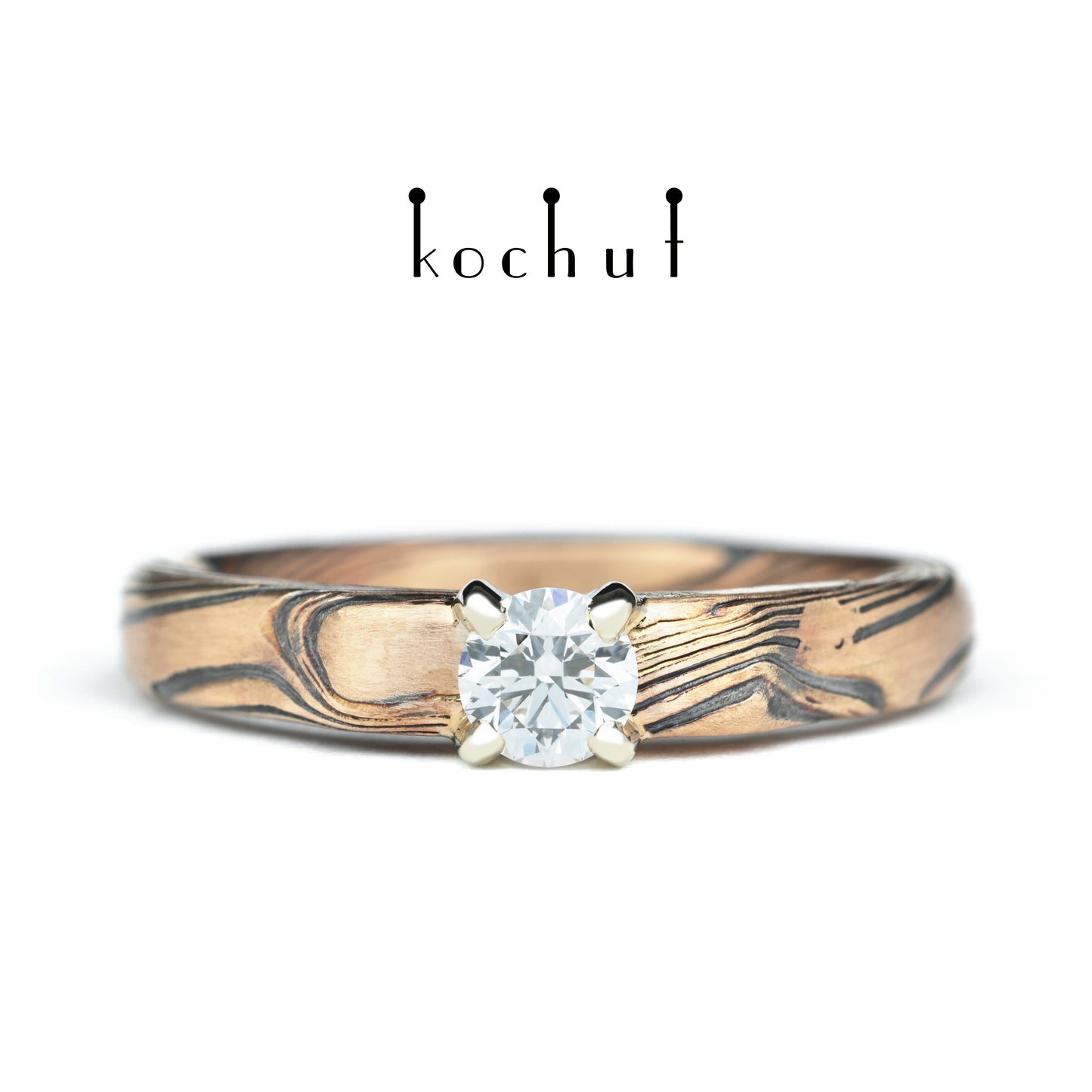 Kaiserin Kojun — Mokume-Ring aus Weiß- und Rotgold sowie graviertem und oxidiertem Silber mit Diamant