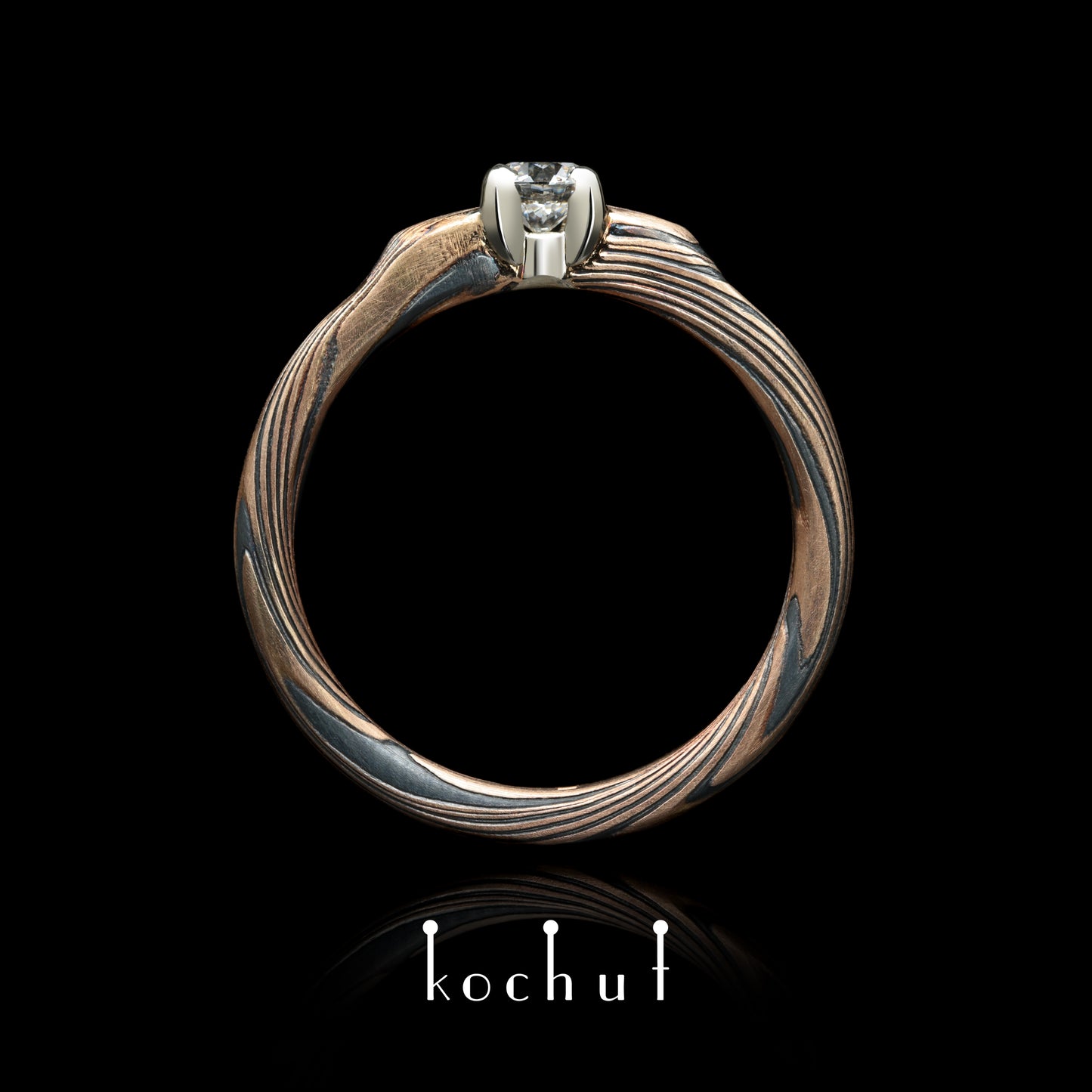 Kaiserin Kojun — Mokume-Ring aus Weiß- und Rotgold sowie graviertem und oxidiertem Silber mit Diamant