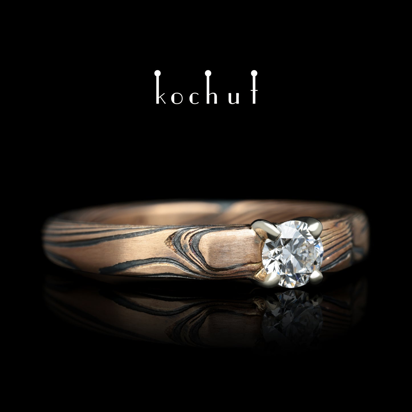 Kaiserin Kojun — Mokume-Ring aus Weiß- und Rotgold sowie graviertem und oxidiertem Silber mit Diamant