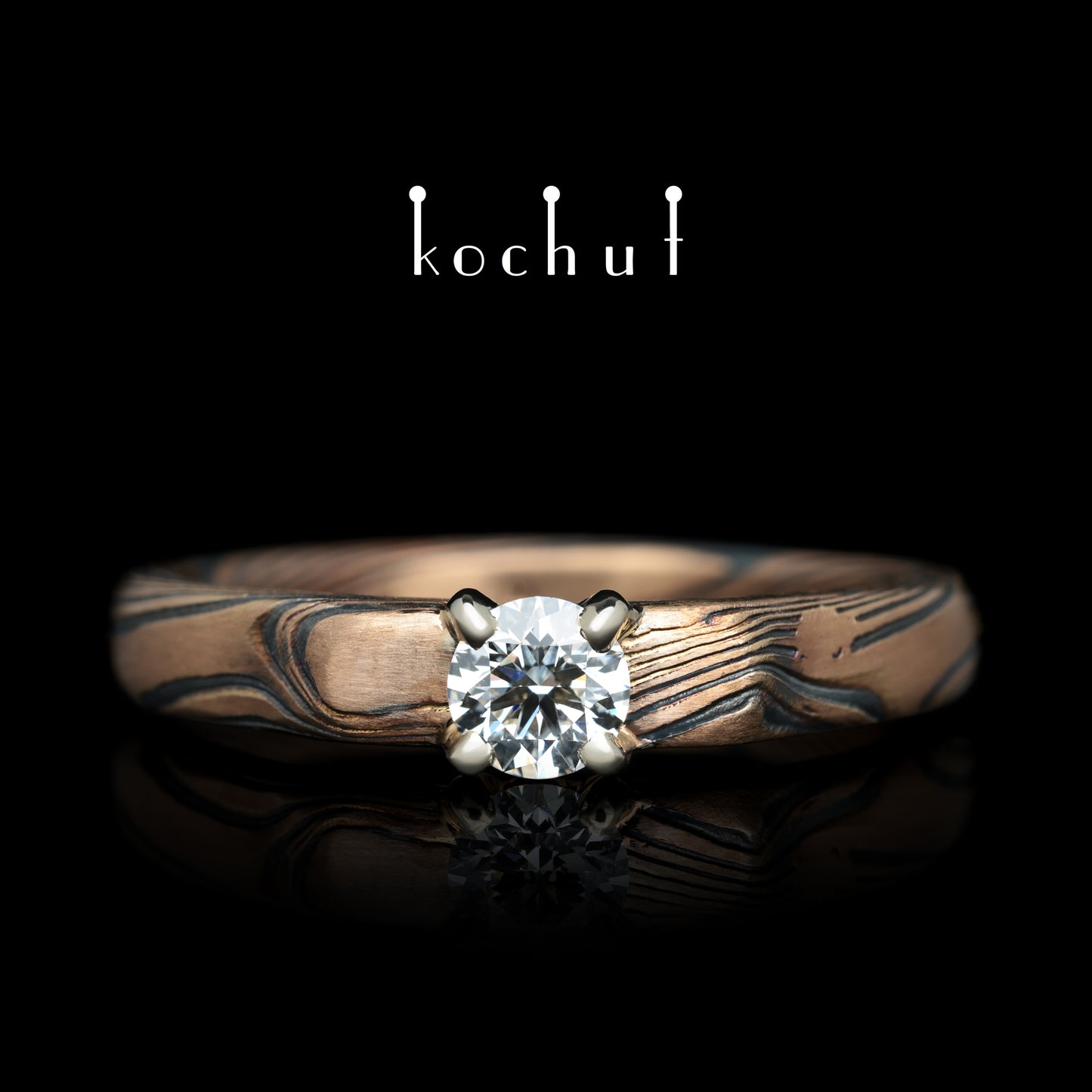 Kaiserin Kojun — Mokume-Ring aus Weiß- und Rotgold sowie graviertem und oxidiertem Silber mit Diamant