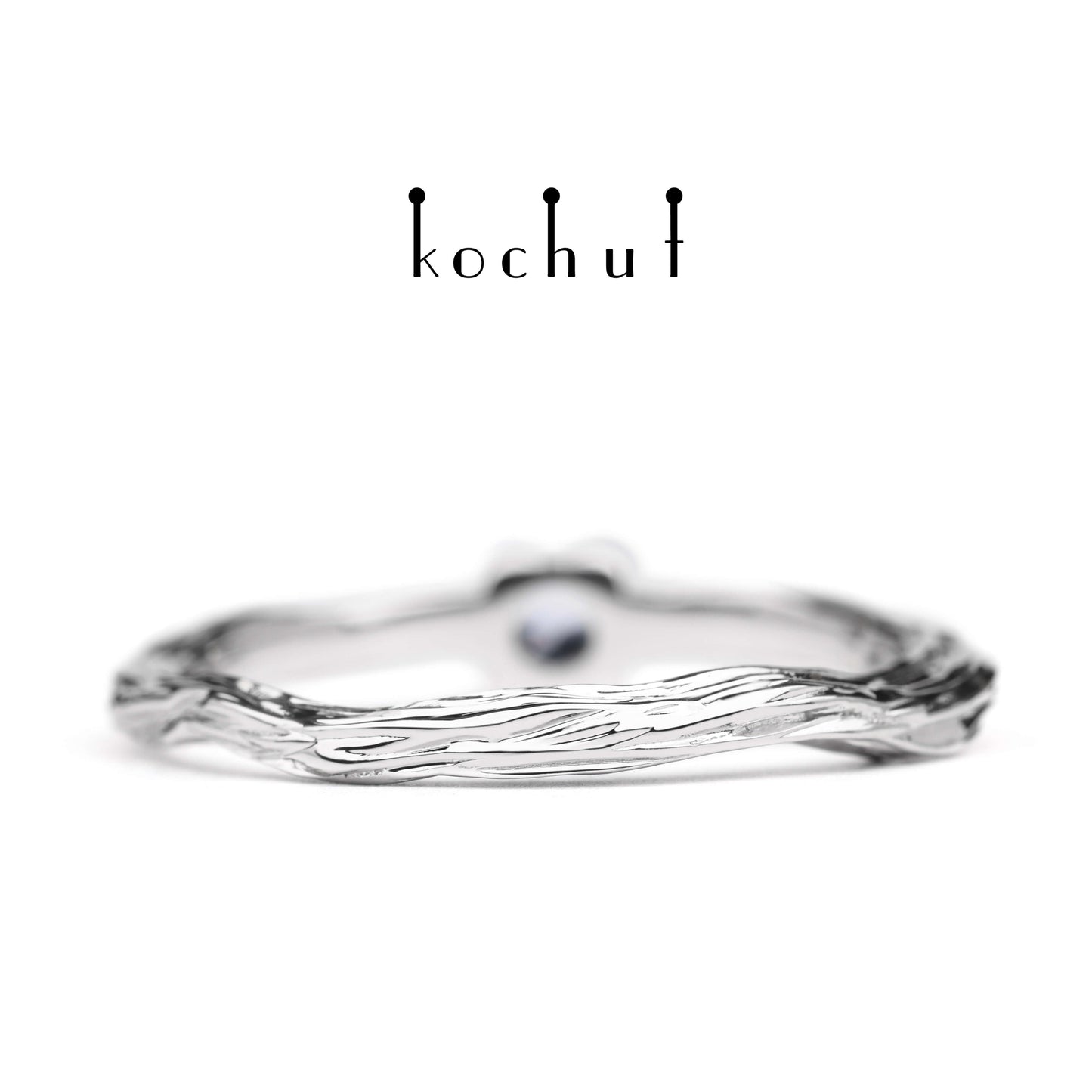 Winterzweig — Ring aus Weißgold mit Kornblumen-Saphir, platiert mit weißem Rhodium