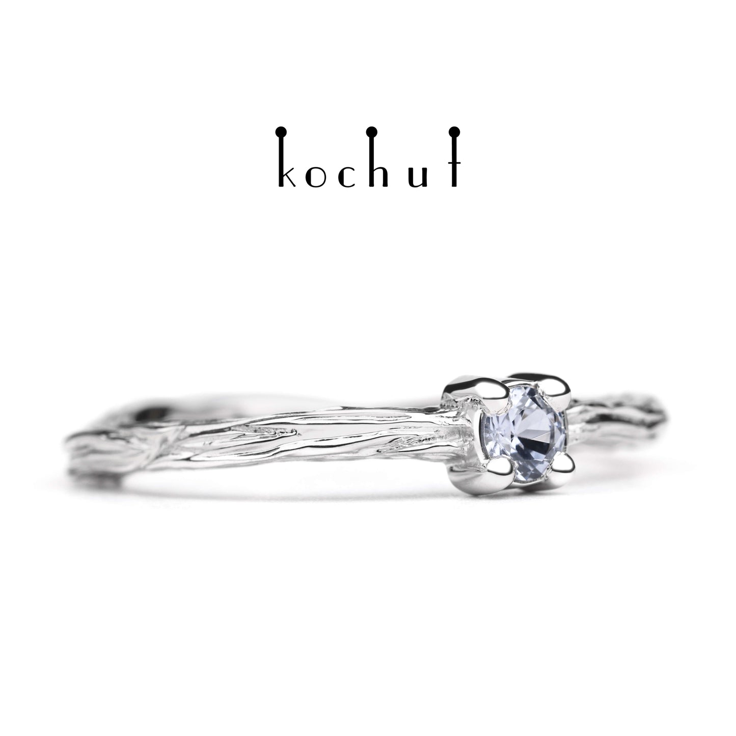 Winterzweig — Ring aus Weißgold mit Kornblumen-Saphir, platiert mit weißem Rhodium