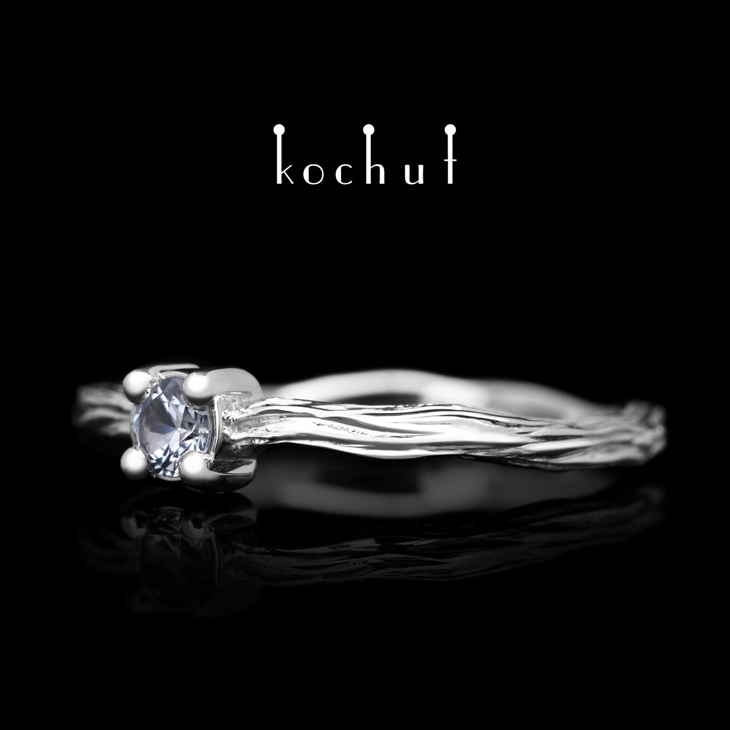 Winterzweig — Ring aus Weißgold mit Kornblumen-Saphir, platiert mit weißem Rhodium