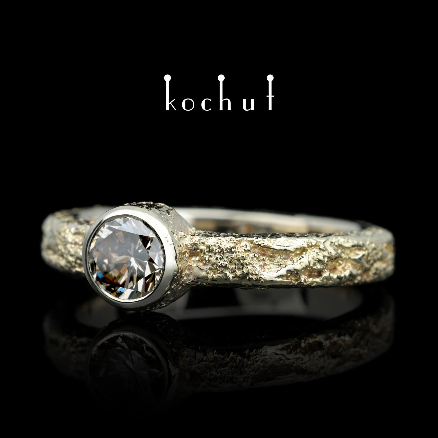 Leib und Seele — Verlobungsring aus Weißgold und Gelbgold mit Cognac-Diamanten verziert