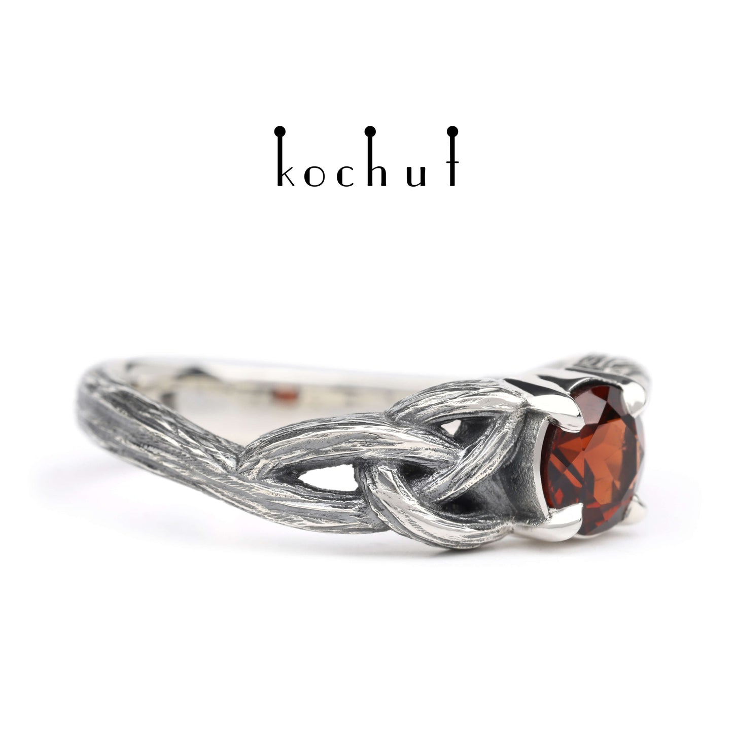 Dana — Ring aus oxidiertem Silber mit Pyrop-Garnet, mit Oxidation überzogen