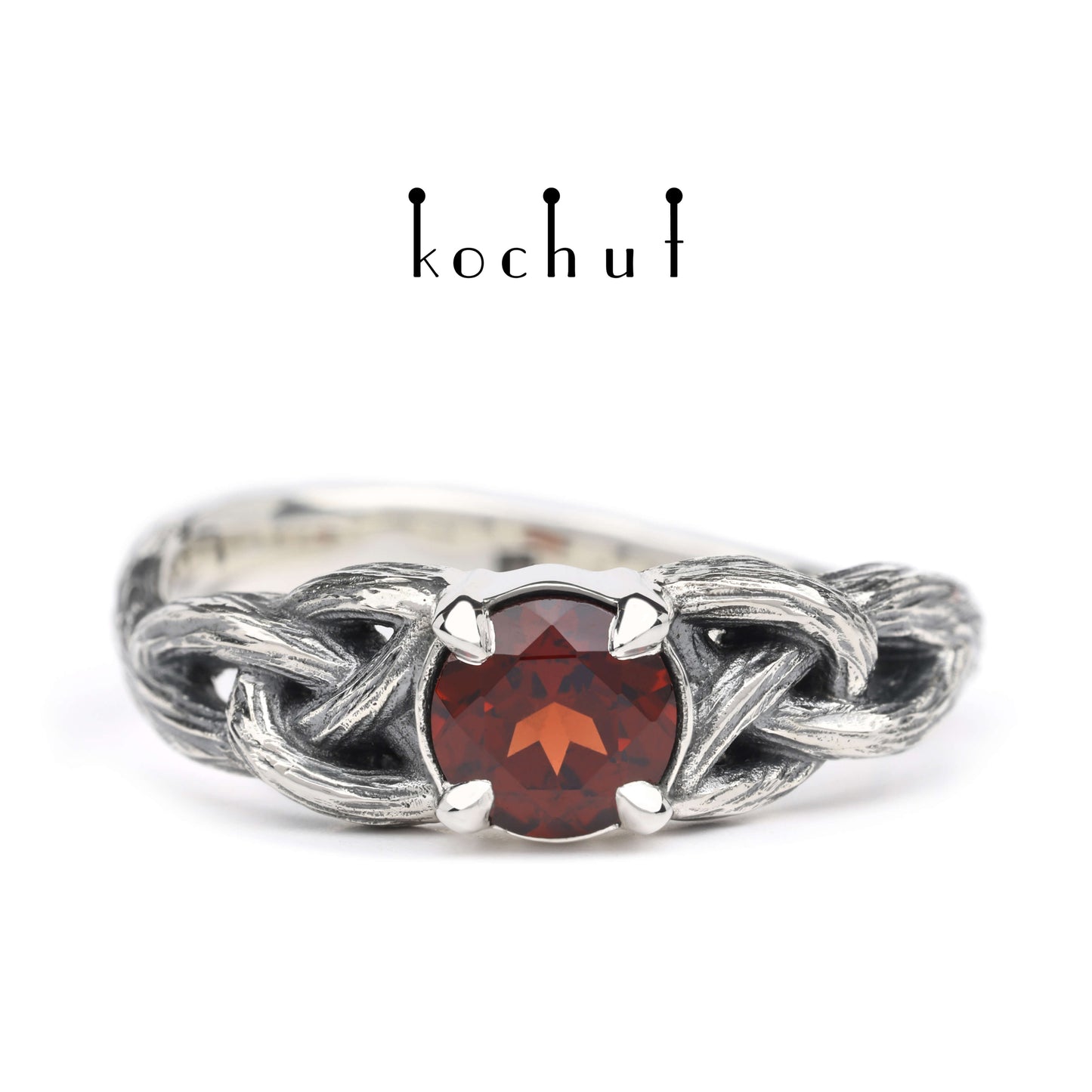 Dana — Ring aus oxidiertem Silber mit Pyrop-Garnet, mit Oxidation überzogen