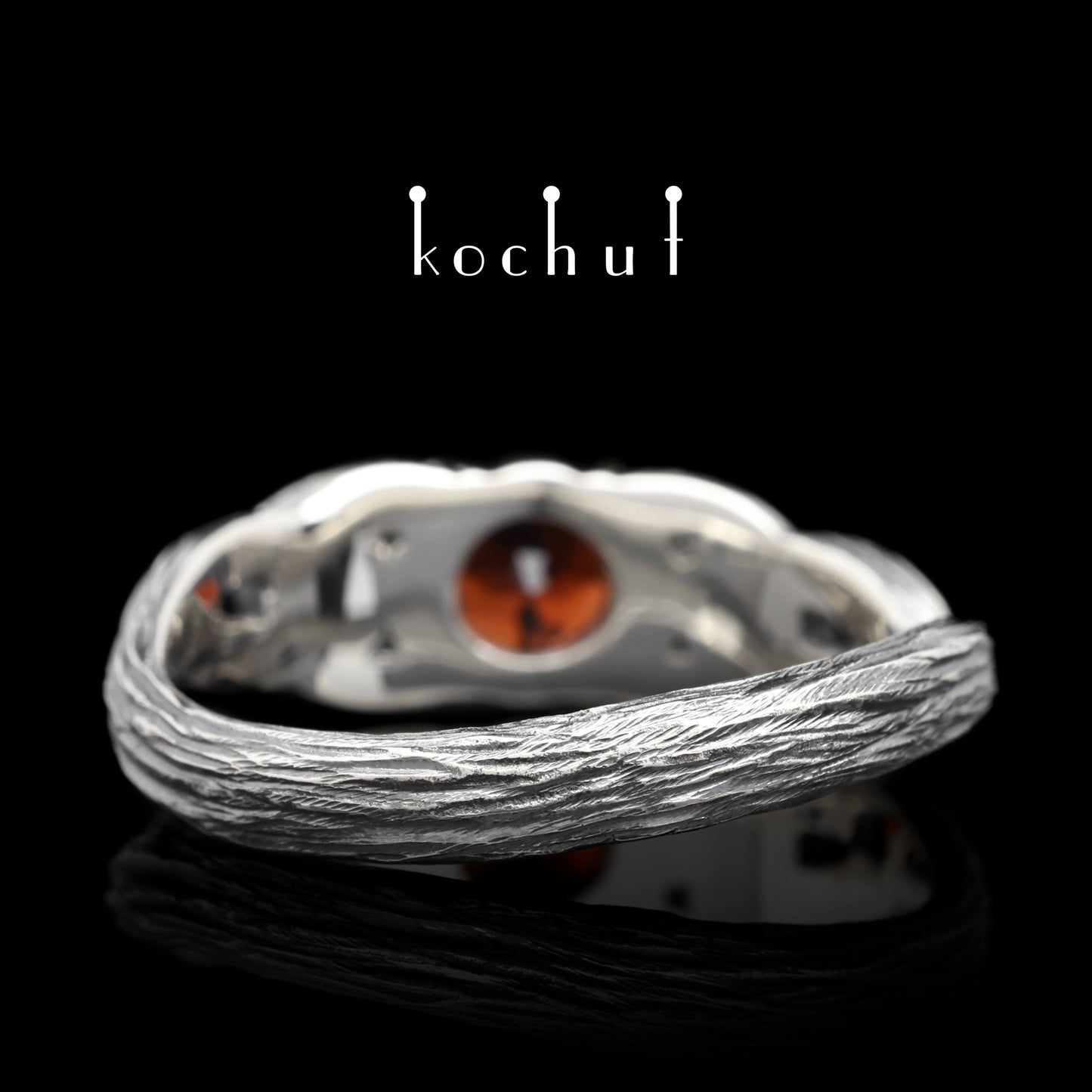Dana — Ring aus oxidiertem Silber mit Pyrop-Garnet, mit Oxidation überzogen