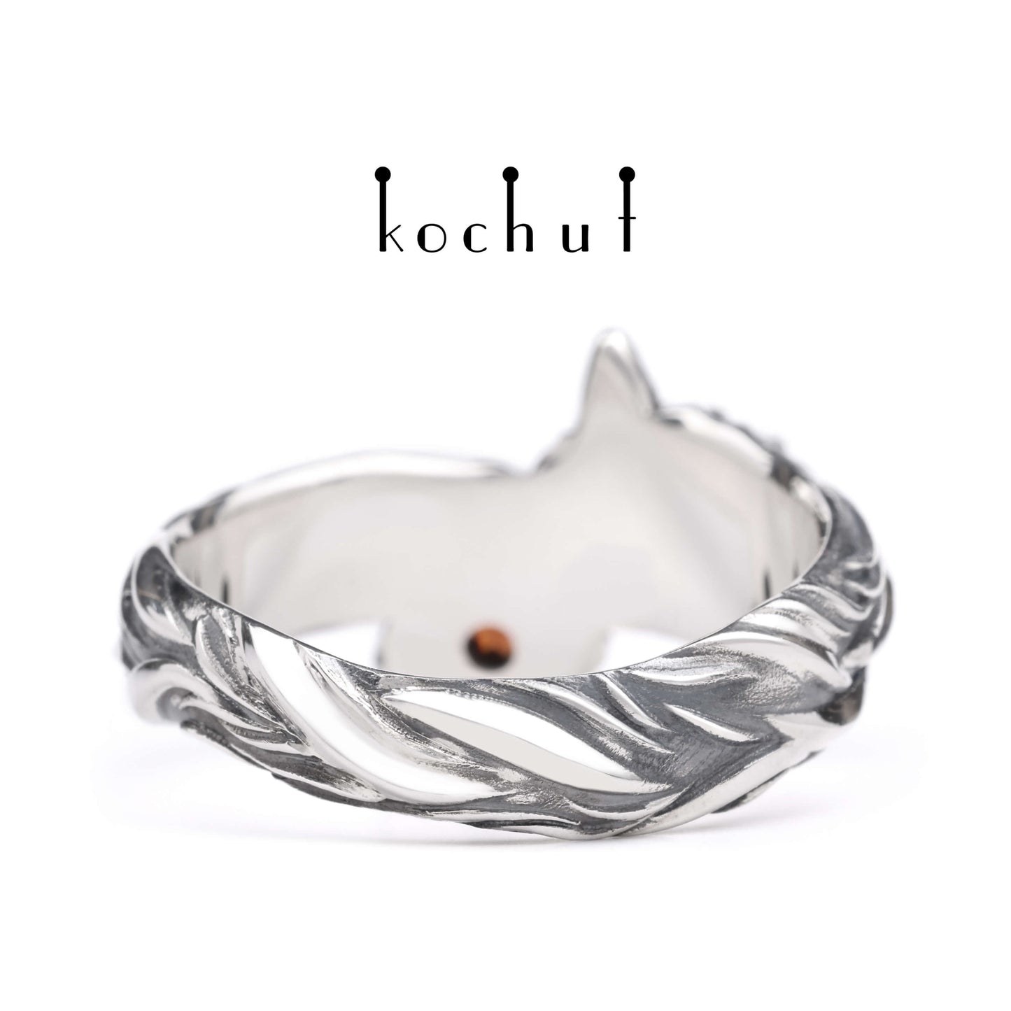 Kleiner Fuchs — Ring aus oxidiertem Silber mit Granat