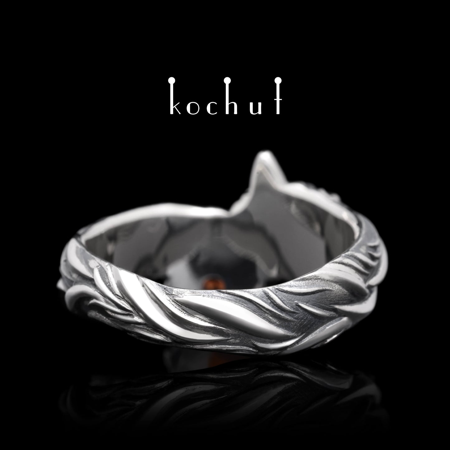 Kleiner Fuchs — Ring aus oxidiertem Silber mit Granat