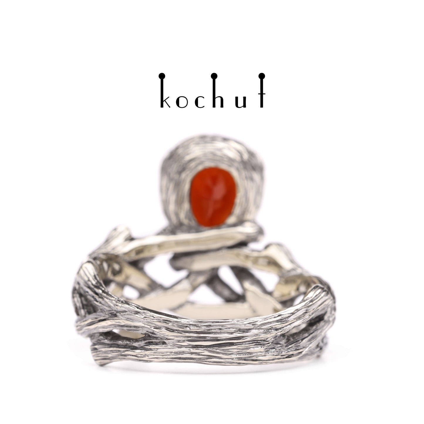 Galadriel — Ring aus Weißgold mit Granat, beschichtet mit schwarzem Rhodium