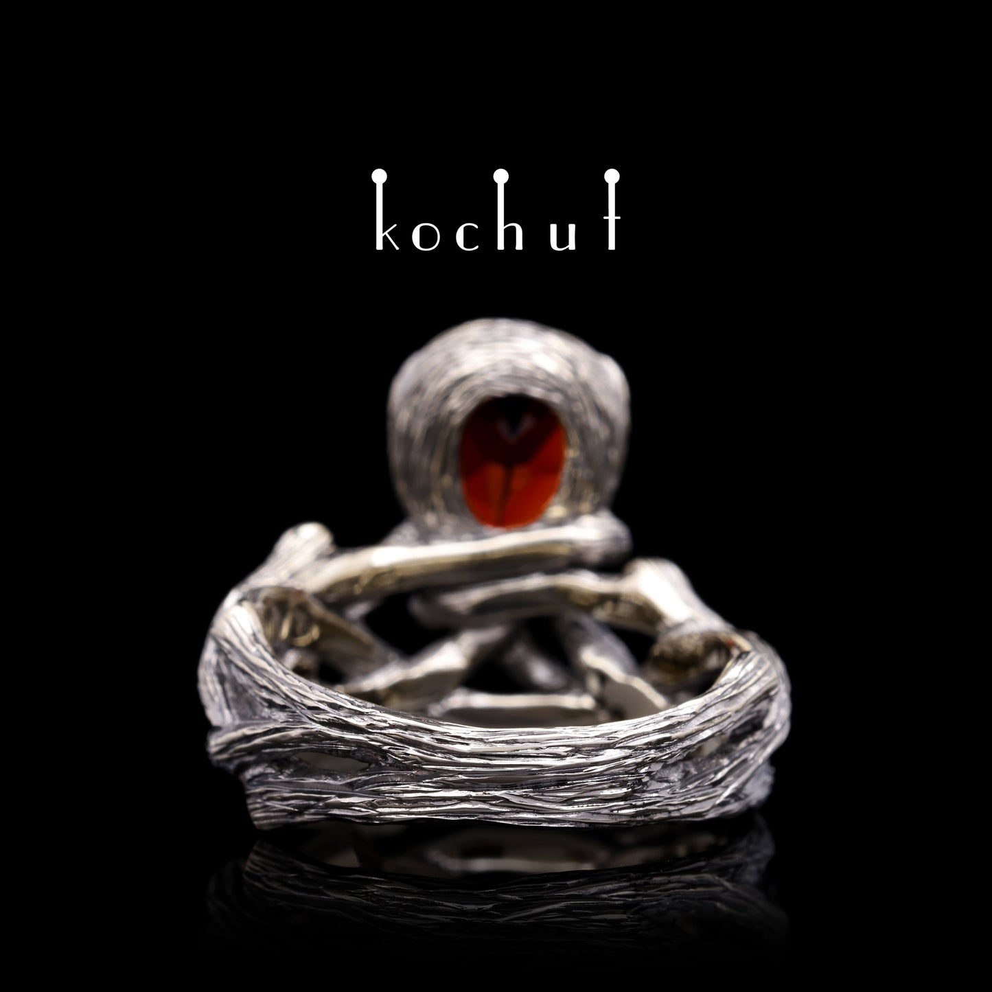 Galadriel — Ring aus Weißgold mit Granat, beschichtet mit schwarzem Rhodium