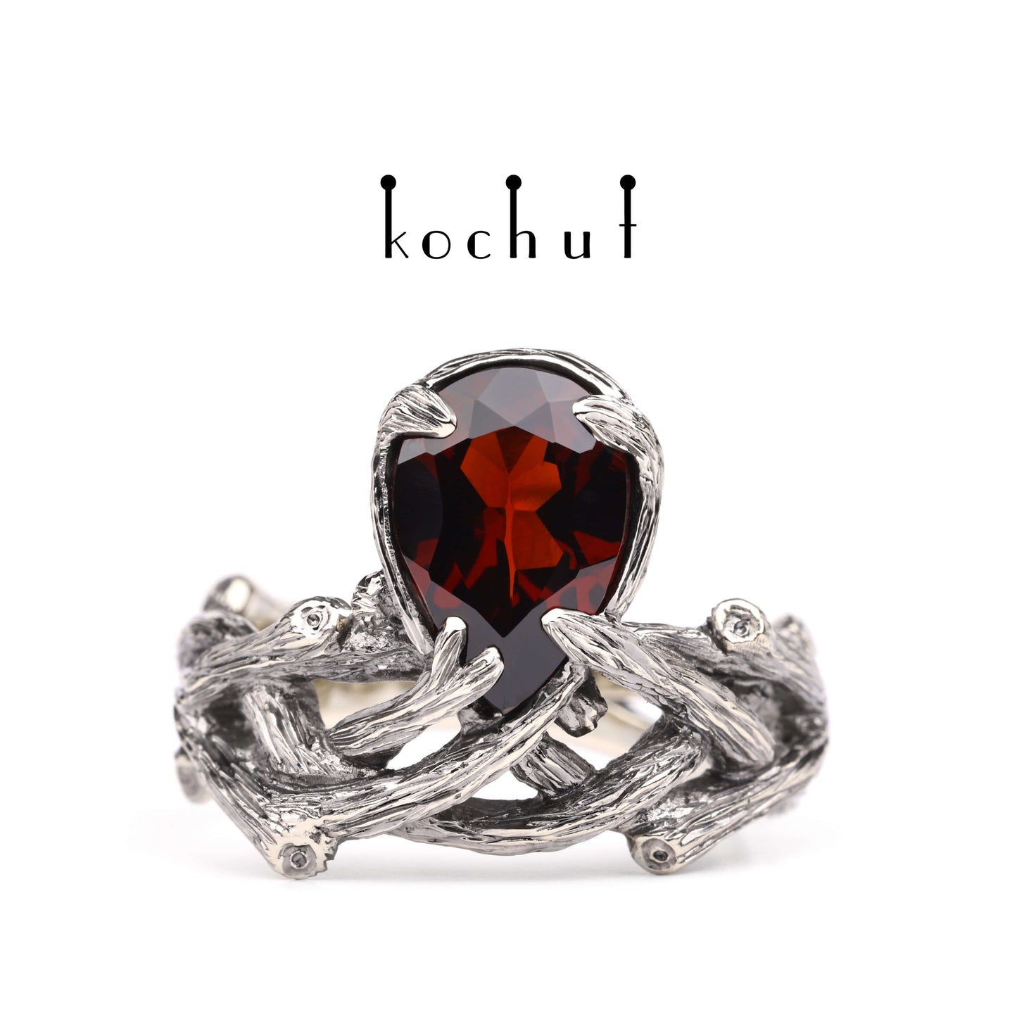 Galadriel — Ring aus Weißgold mit Granat, beschichtet mit schwarzem Rhodium