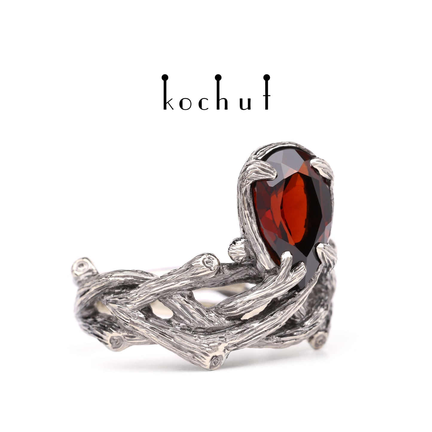 Galadriel — Ring aus Weißgold mit Granat, beschichtet mit schwarzem Rhodium