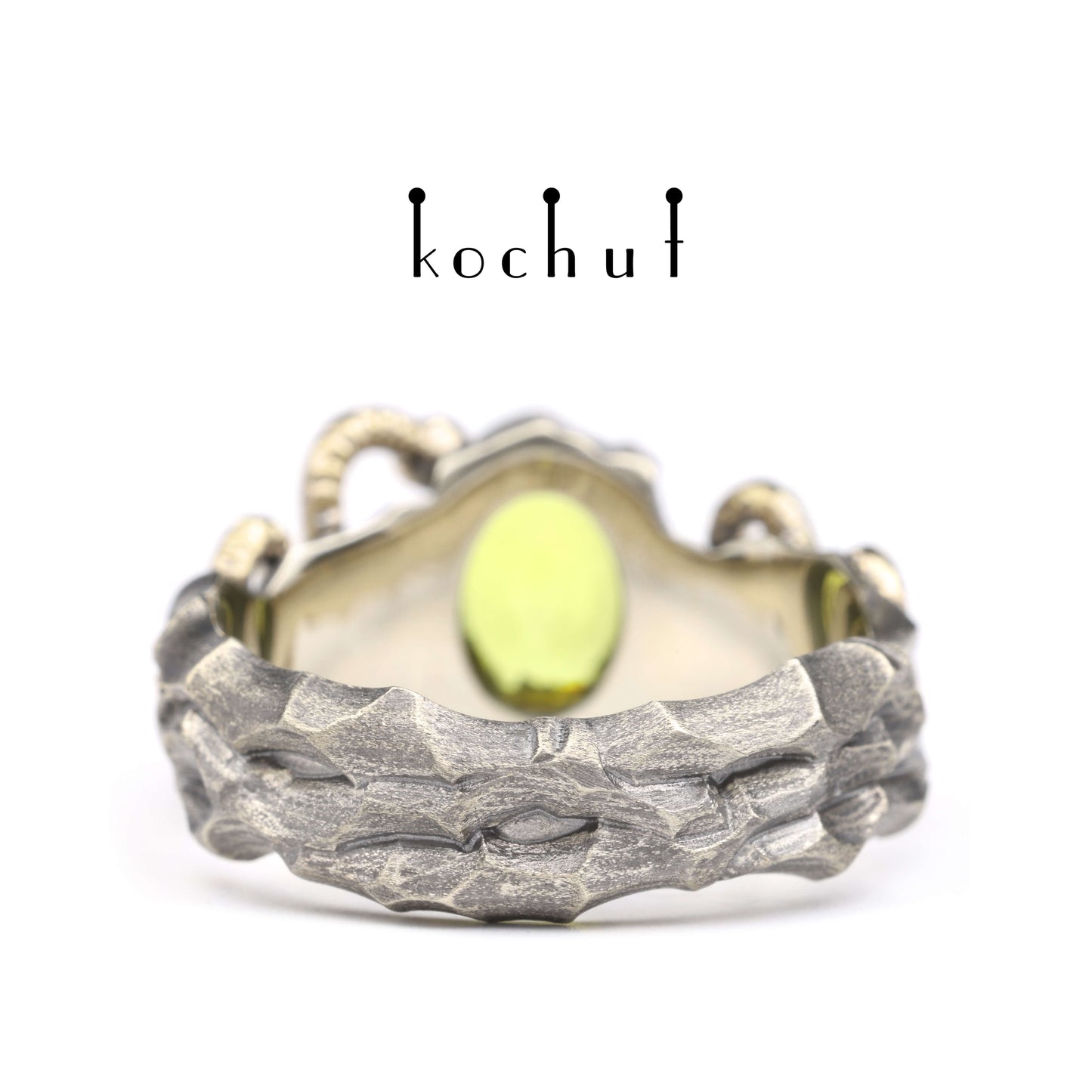 Versuchung — Ring aus Weiß- und Gelbgold mit gelbem Saphir, überzogen mit schwarzem Rhodium