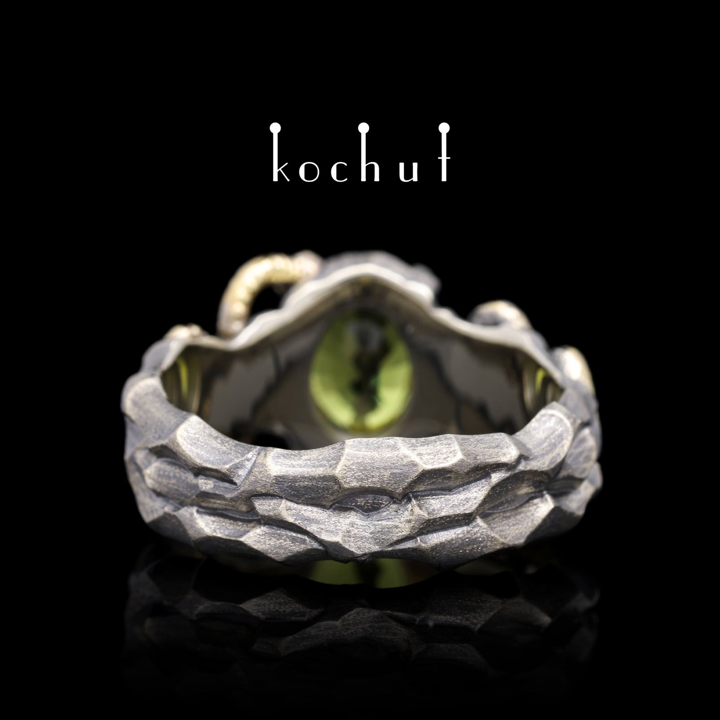 Versuchung — Ring aus Weiß- und Gelbgold mit gelbem Saphir, überzogen mit schwarzem Rhodium