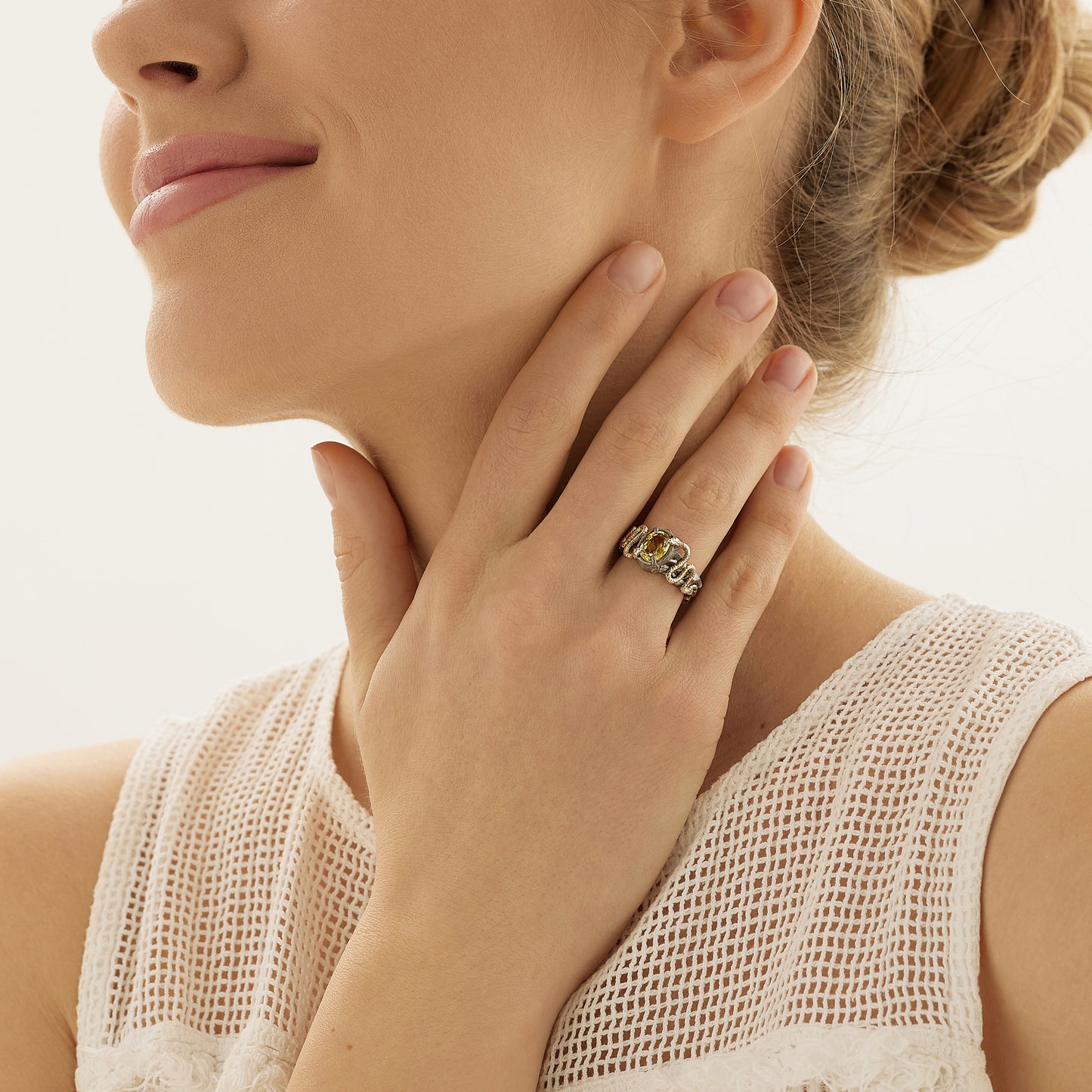 Versuchung — Ring aus Weiß- und Gelbgold mit gelbem Saphir, überzogen mit schwarzem Rhodium