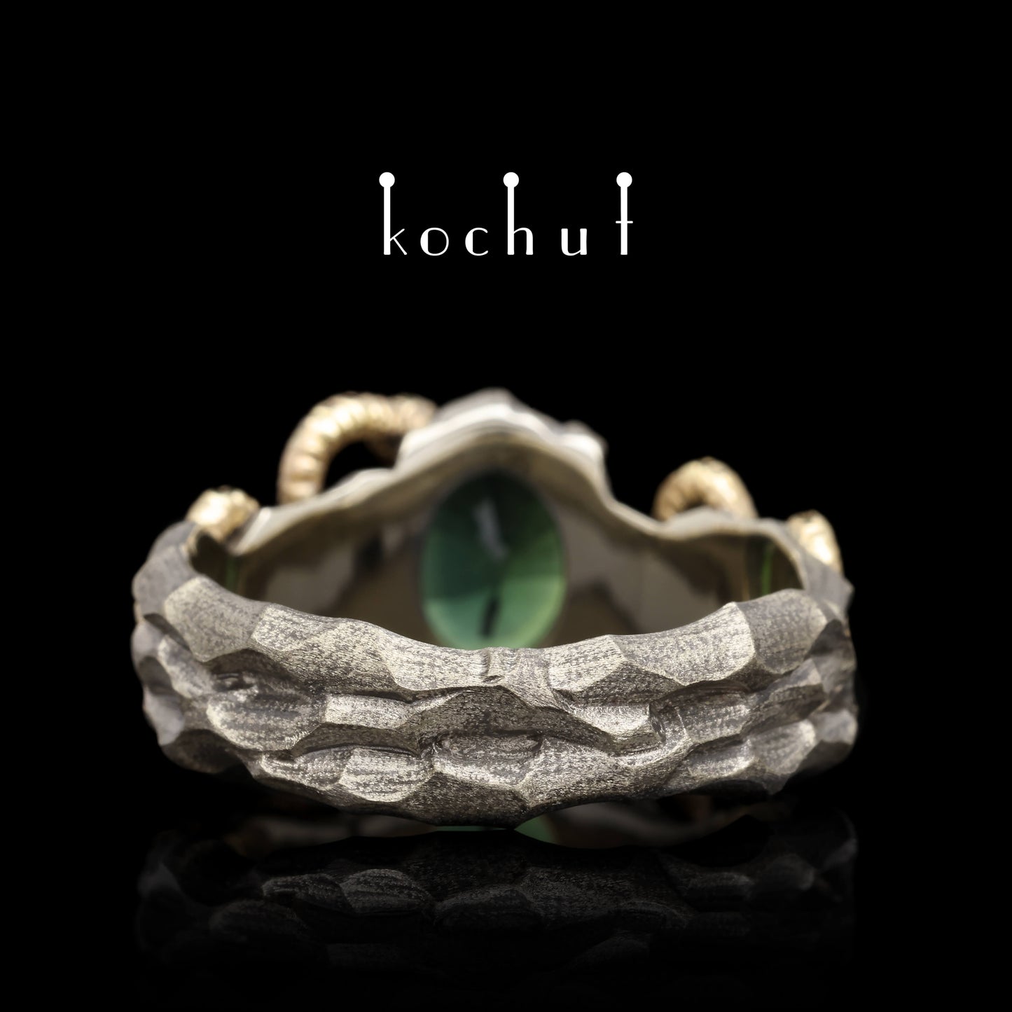Verlockung — Ring aus Weiß- und Gelbgold mit grünem Saphir, überzogen mit schwarzem Rhodium