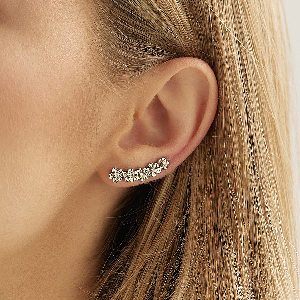 Florale Tiara — Ohrklemmen aus Weißgold mit Diamanten
