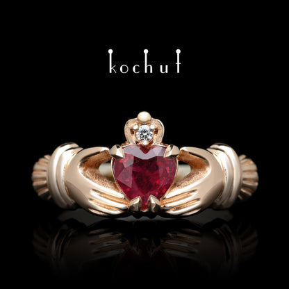 Claddagh: Liebe – Verlobungsring aus Rot- und Weißgold mit Rubin und Diamant.