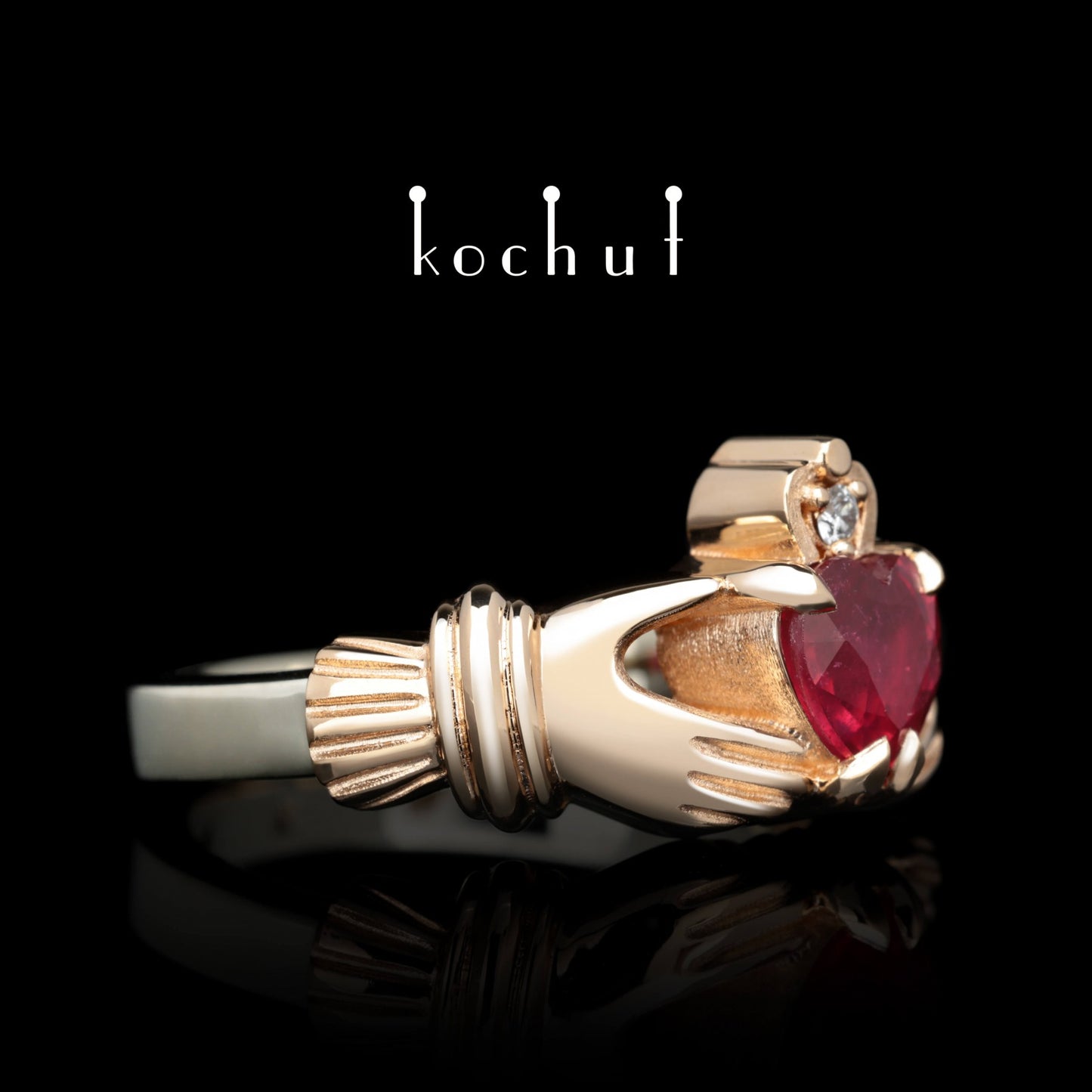 Claddagh: Liebe – Verlobungsring aus Rot- und Weißgold mit Rubin und Diamant.