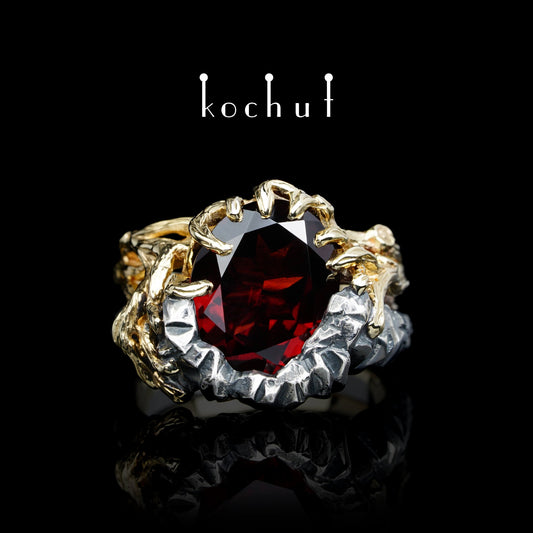 Dominant — Ring aus Gelbgold und oxidiertem Silber mit Granat