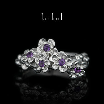 Blumenkrone — silberner Ring mit Amethysten, beschichtet mit weißem Rhodium