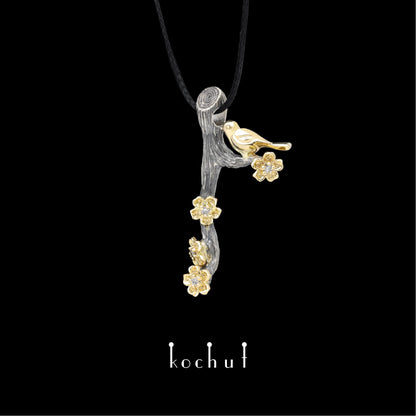 Vögelchen und Blumen – Anhänger aus oxidiertem Silber und Gelbgold mit Diamanten
