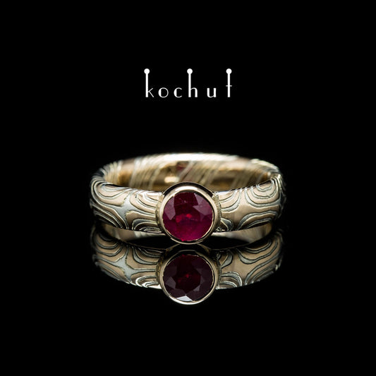 Orion — Mokume-Ring aus graviertem Silber und Rotgold mit eingebettetem Rubin