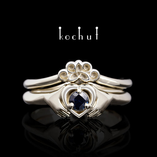 Claddagh: Doppelt — Ring aus Weißgold mit Saphir