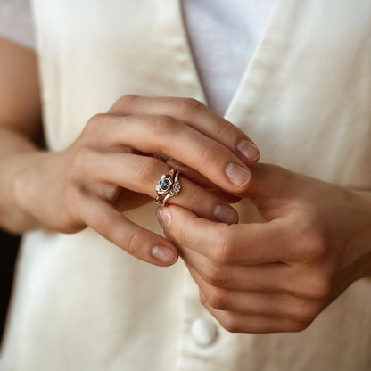 Claddagh: Doppelt — Ring aus Weißgold mit Saphir