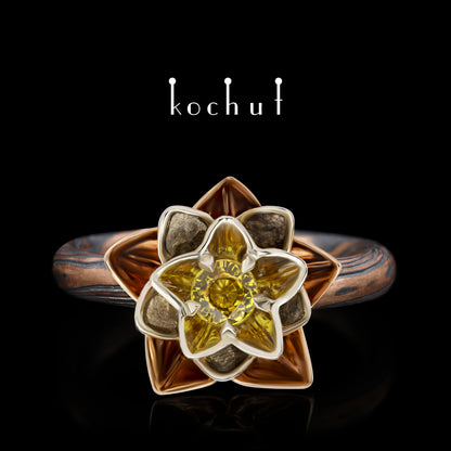 Heart Lotus — Mokume-Ring aus Rot- und Weißgold, geätztem und oxidiertem Silber mit gelbem Saphir