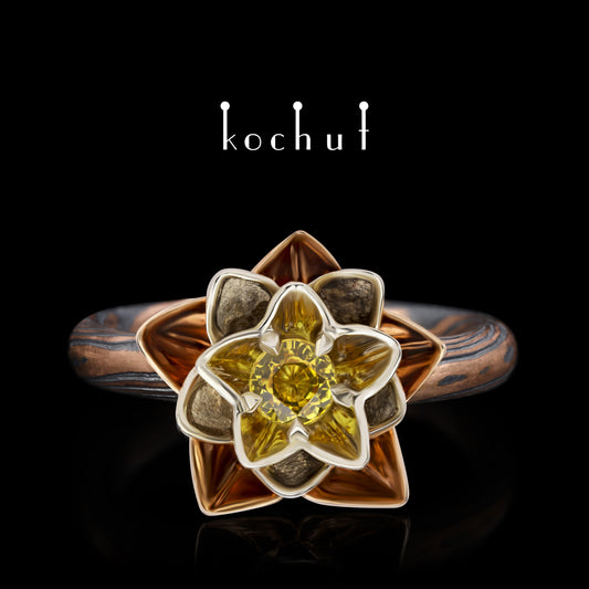 Herz-Lotos — Mokume-Ring aus Rot- und Weißgold, graviertem und oxidiertem Silber mit gelbem Saphir