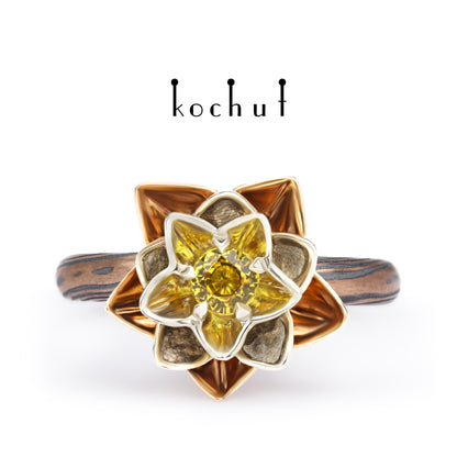 Herz-Lotos — Mokume-Ring aus Rot- und Weißgold, graviertem und oxidiertem Silber mit gelbem Saphir