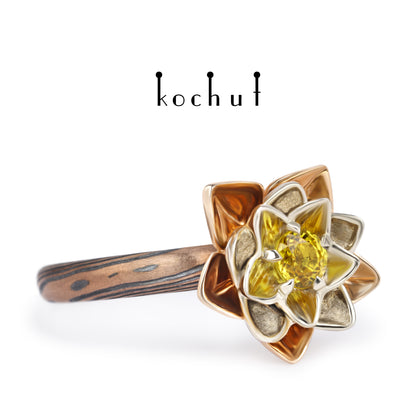 Herz-Lotos — Mokume-Ring aus Rot- und Weißgold, graviertem und oxidiertem Silber mit gelbem Saphir