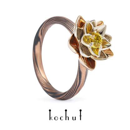 Herz-Lotos — Mokume-Ring aus Rot- und Weißgold, graviertem und oxidiertem Silber mit gelbem Saphir