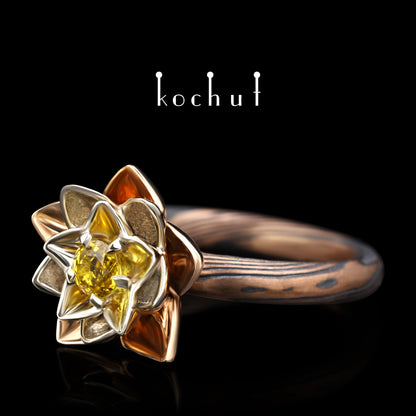 Herz-Lotos — Mokume-Ring aus Rot- und Weißgold, graviertem und oxidiertem Silber mit gelbem Saphir