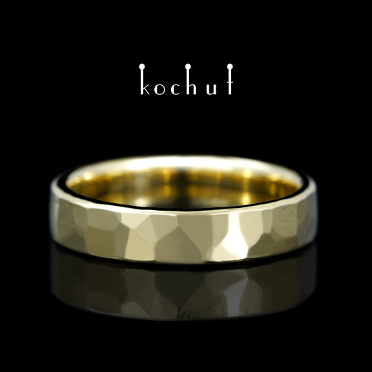 Licht: breit — flach geformter Ehering aus Gelbgold