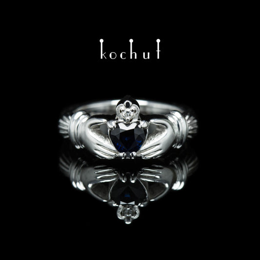 Claddagh: Liebe — Ring aus Weißgold mit Saphir und Diamant, beschichtet mit weißem Rhodium