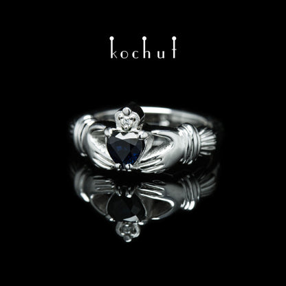 Claddagh: Liebe — Ring aus Weißgold mit Saphir und Diamant, beschichtet mit weißem Rhodium