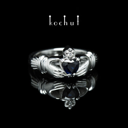 Claddagh: Liebe — Ring aus Weißgold mit Saphir und Diamant, beschichtet mit weißem Rhodium