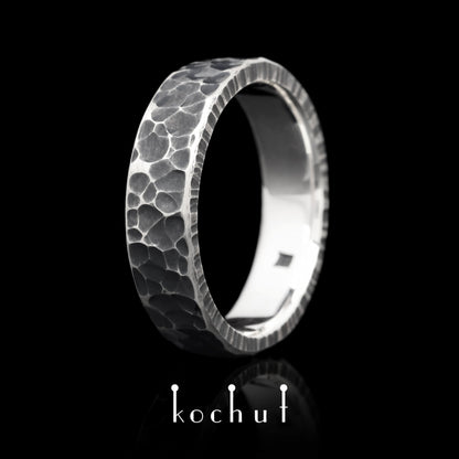 Extra — geschmiedeter Ring aus oxidiertem Silber