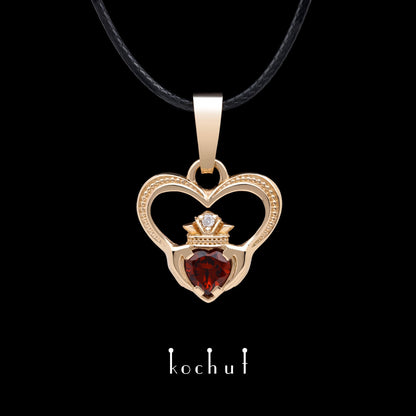 Claddagh — Anhänger aus Rotgold mit rotem Granat und Diamant