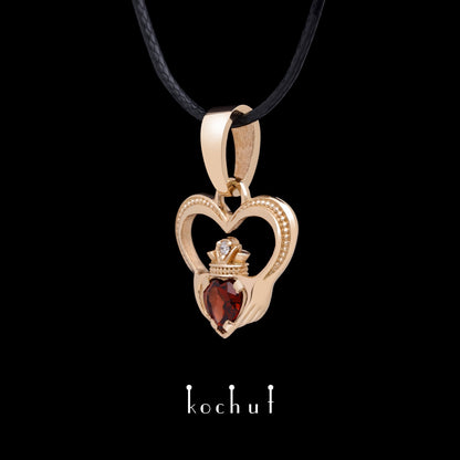 Claddagh — Anhänger aus Rotgold mit rotem Granat und Diamant
