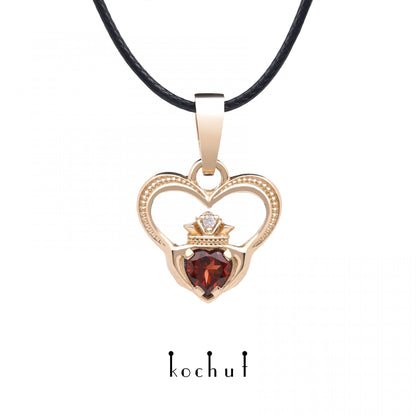 Claddagh — Anhänger aus Rotgold mit rotem Granat und Diamant