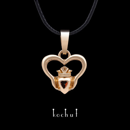 Claddagh — Anhänger aus Rotgold mit rotem Granat und Diamant