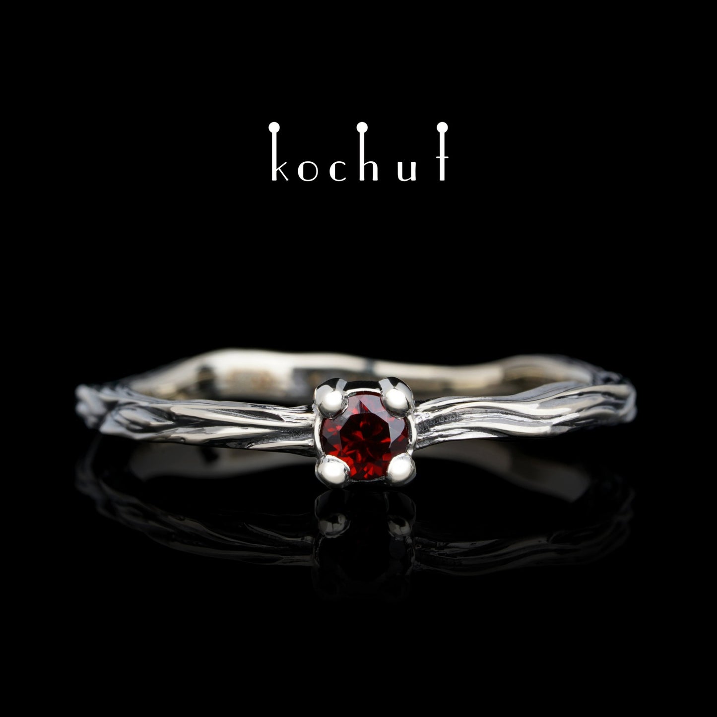 Winterzweig — Ring aus Weißgold mit Granat, beschichtet mit schwarzem Rhodium