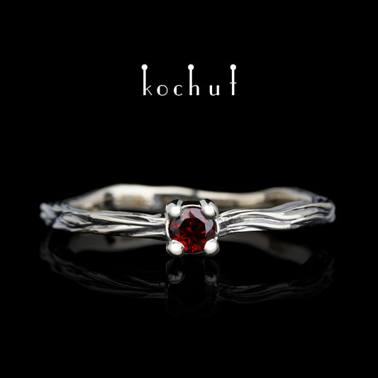 Winterzweig — Ring aus Weißgold mit Granat, beschichtet mit schwarzem Rhodium